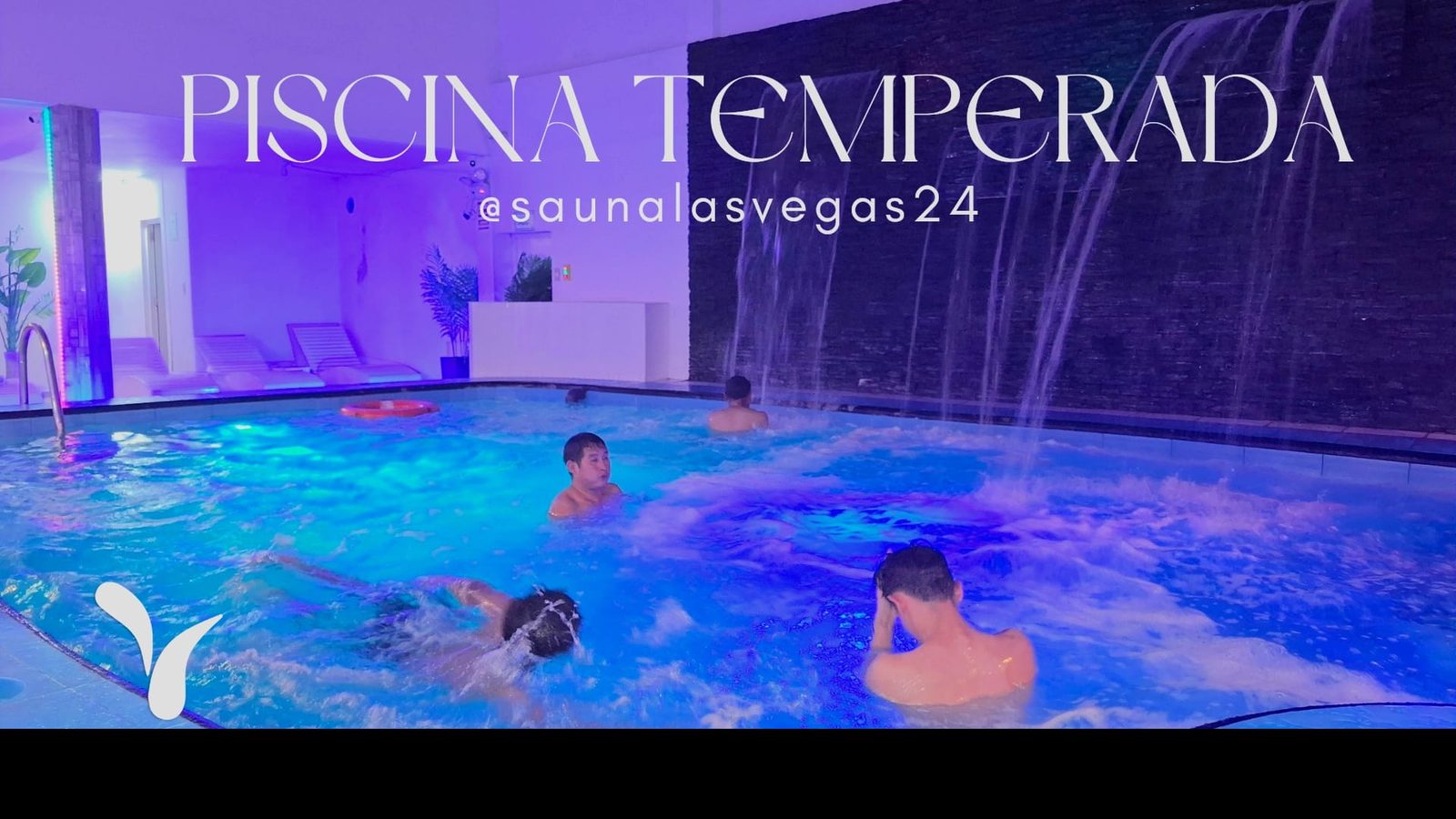Piscina temperada con cascada